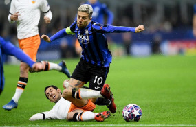 ep alejandro gomez of atalanta and daniel parejo of valencia during the uefa champions league round