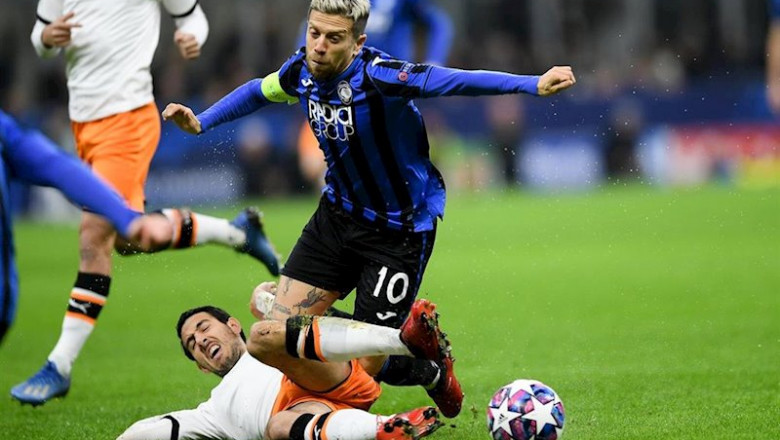 ep alejandro gomez of atalanta and daniel parejo of valencia during the uefa champions league round ep alejandro gomez of atalanta and daniel parejo of valencia during the uefa champions league round
