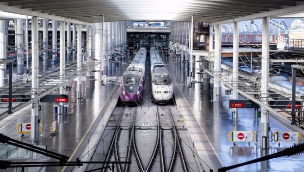 ep archivo   dos trenes en las vias de la estacion de atocha almudena grandes a 20 de diciembre de
