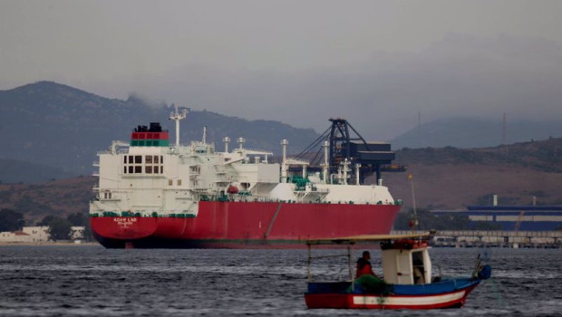 ep archivo   el buque metanero adam lng que ha colisionado con el buque granelero os35 a 02 de