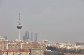 ep archivo   imagen del edificio de torrespana y las cuatro torres con la boina de contaminacion en