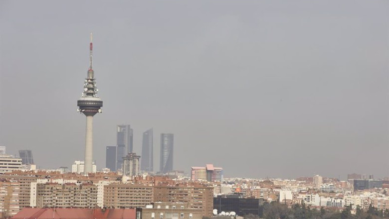 ep archivo imagen del edificio de torrespana y las cuatro torres con la boina de contaminacion en ep archivo imagen del edificio de torrespana y las cuatro torres con la boina de contaminacion en