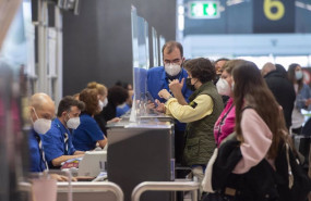 ep archivo   pasajeros esperan para facturar su maleta en la t4 del aeropuerto adolfo suarez