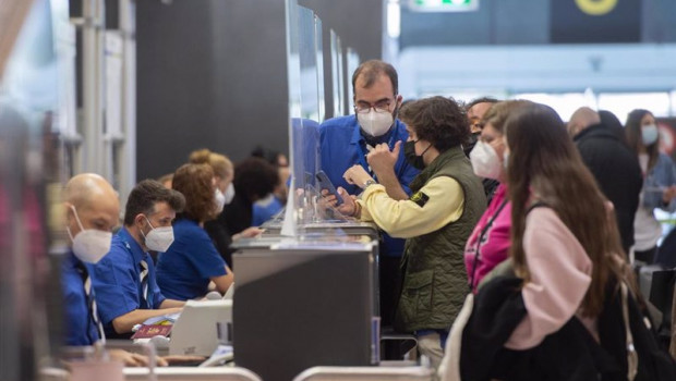 ep archivo   pasajeros esperan para facturar su maleta en la t4 del aeropuerto adolfo suarez