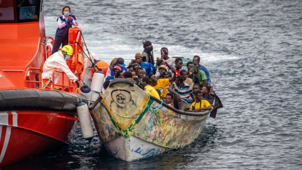 ep archivo   salvamento maritimo encuentra un cayuco con 73 personas antes de llegar al muelle de la