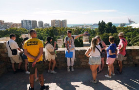 ep archivo   turista visitando la ciudad de malaga andalucia espana