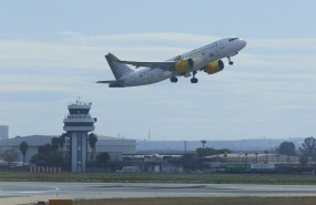 ep archivo   un avion despega del aeropuerto de sevilla en foto de archivo