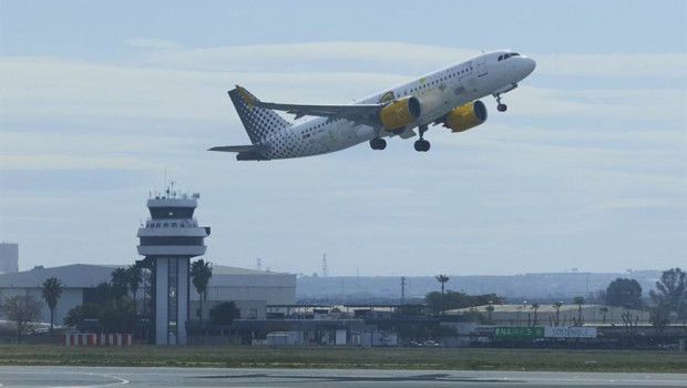 ep archivo   un avion despega del aeropuerto de sevilla en foto de archivo