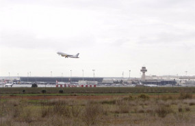 ep archivo   un avion despega en el aeropuerto de palma