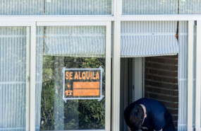 ep archivo   un cartel que anuncia que se alquila una vivienda