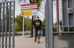 ep archivo   un hombre en la puerta de una oficina del sepe