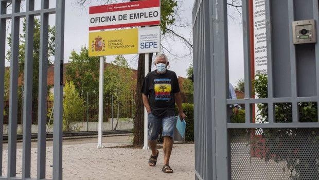 ep archivo   un hombre en la puerta de una oficina del sepe