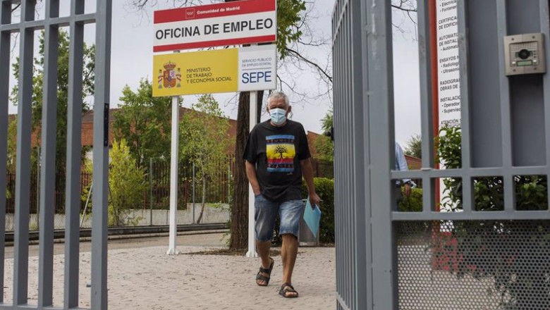 Archivo - Un hombre en la puerta de una oficina del SEPE | Alejandro Martínez Vélez - Europa Press - Archivo ep archivo un hombre en la puerta de una oficina del sepe
