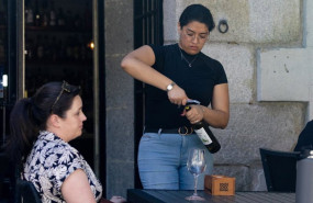 ep archivo   una camarera sirve una copa de vino a 2 de julio de 2024 en madrid espana