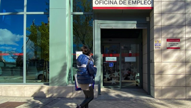 ep archivo una joven se acerca a una oficina de empleo ep archivo una joven se acerca a una oficina de empleo