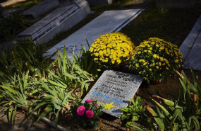 ep archivo   una lapida con flores en el recinto del cementerio britanico en carabanchel madrid