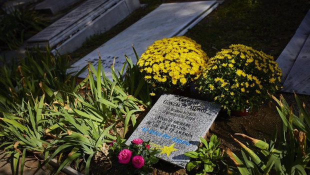 ep archivo   una lapida con flores en el recinto del cementerio britanico en carabanchel madrid