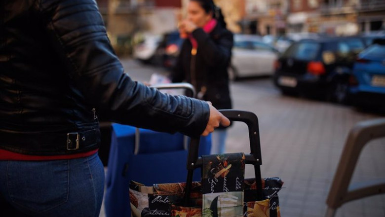ep archivo una mujer con un carro de la compra ep archivo una mujer con un carro de la compra