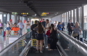 ep archivo   varias personas con maletas en la terminal t4 del aeropuerto adolfo suarez