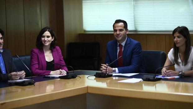 ep candidatociudadanosla presidenciala comunidadmadrid ignacio aguado 2d ycandidatapp isabel diaz ayuso 2i durantenegociacionesla asambleamadrid