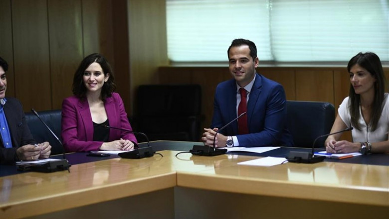 ep candidatociudadanosla presidenciala comunidadmadrid ignacio aguado 2d ycandidatapp isabel diaz ayuso 2i durantenegociacionesla asambleamadrid