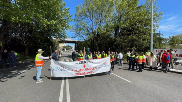 ep concentracion del personal de saint gobain ante las instalaciones de la compania en aviles