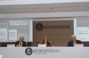 ep de izquierda a derecha el presidente del consejo general de economistas valentin pich el director