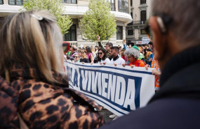 ep decenas de personas durante una manifestacion por la vivienda desde atocha a 5 de abril de 2025
