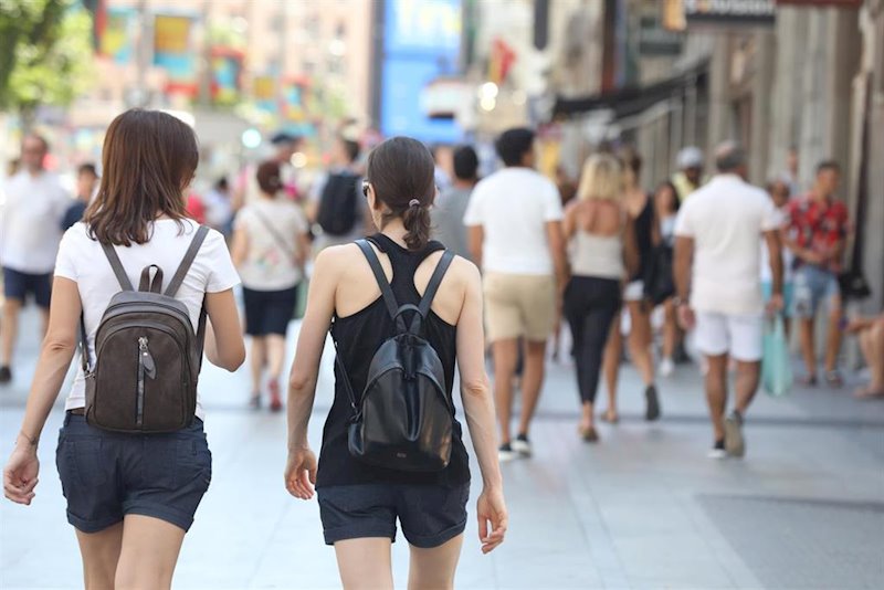 ep dos mujeres caminan por una calle de madrid