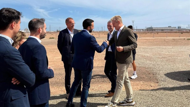 El CEO de Seat, Wayne Griffiths, y el alcalde de Sagunt (Valencia), Darío Moreno, visitan las obras de la gigafactoría de Sagunt | AYUNTAMIENTO DE SAGUNT ep el ceo de seat wayne griffiths y el alcalde de sagunt valencia dario moreno visitan las obras de