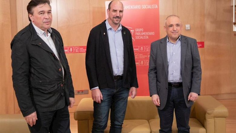 El diputado de Teruel Existe en el Congrso, Tomás Guitarte; con el secretario general del Grupo Socialista, Rafael Simancas; y el senador de Teruel Existe, Juaquín Egea | Psoe ep el diputado de teruel existe en el congrso tomas guitarte con el secretario general del grupo