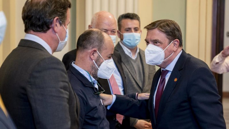 ep el ministro de agricultura pesca y alimentacion luis planas d saluda a representantes del sector