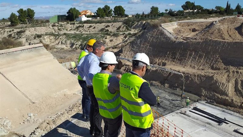 ep el presidente de la chs mario urrea visita los trabajos de reparacion del canal del postravase ep el presidente de la chs mario urrea visita los trabajos de reparacion del canal del postravase
