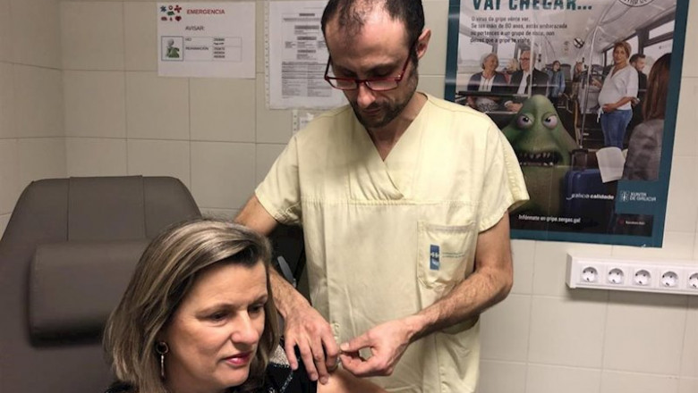 Eloína Núñez, la gerente del Área Sanitaria de Santiago y Barbanza, en la campaña da vacunación contra la gripe. | GERENCIA SANITARIA DE SANTIAGO - Archivo ep eloina nunez la gerente del area sanitaria de santiago y barbanza en la campana da vacunacion