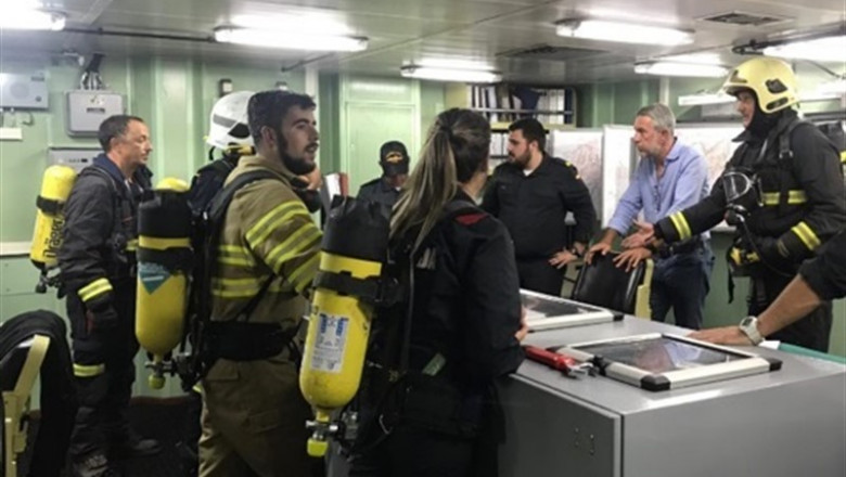 Equipos de extinción en el incendio de la fragata Cristóbal Colón | REMITIDA ep equiposextincionincendiola fragata cristobal colon