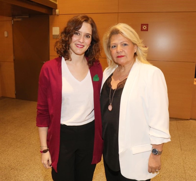 ep imagen de recurso de la presidenta de la comunidad de madrid junto a angeles pedraza