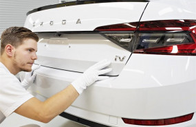 ep imagen de un operario de skoda en su planta de kvasiny