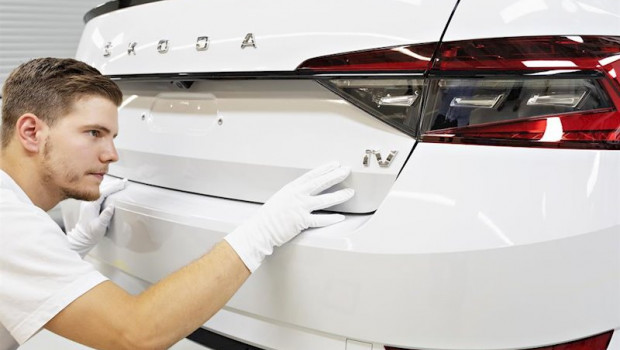 ep imagen de un operario de skoda en su planta de kvasiny