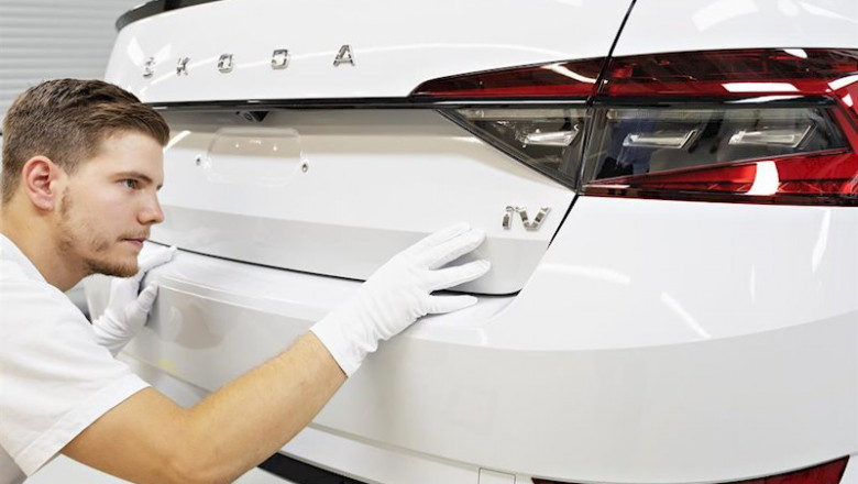 ep imagen de un operario de skoda en su planta de kvasiny