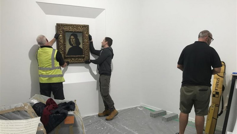 ep instalacion de la obra retrato de michel marullo tarcaniota de sandro botticelli en la feria