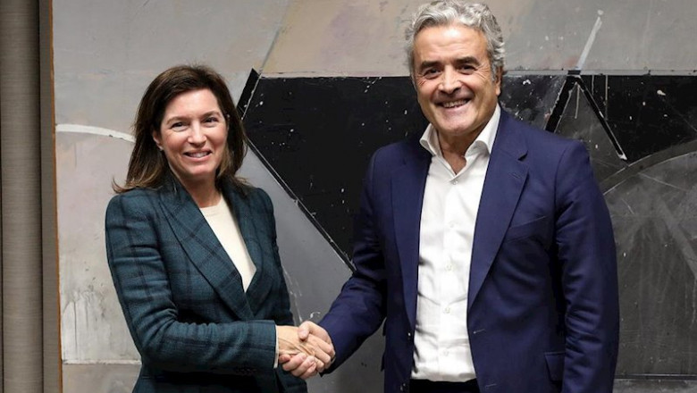 La directora de BBVA España, Cristina de Parias, y el consejero delegado de Sanitas, Iñaki Ereño, firman la renovación de su acuerdo de seguros. | BBVA ep la directora de bbva espana cristina de parias y el consejero delegado de sanitas inaki ereno