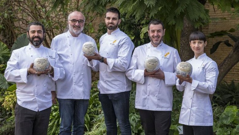 Los cuatro restaurantes galardonados con el premio Sol Sostenible #AlimentosdEspaña 2026 posan en los jardines de Bombas Gens (Valencia). | IVAN KLEM/GUÍA REPSOL ep los cuatro restaurantes galardonados con el premio sol sostenible alimentosdespana 2026 posan en