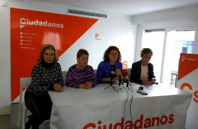 ep marta martin primera por la derecha escucha a maite pagazaurtundua sentada junto a ella