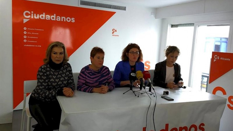 Marta Martín, primera por la derecha, escucha a Maite Pagazaurtundua, sentada junto a ella. | EUROPA PRESS ep marta martin primera por la derecha escucha a maite pagazaurtundua sentada junto a ella