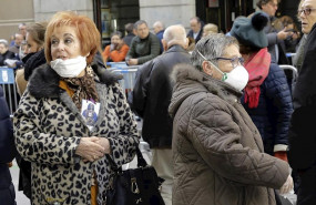 ep mujeres con mascarilla hacen cola en la basilica de jesus de medinaceli