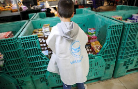 ep ninos colaborando como voluntarios en el carrefour de alcobendas uno de los muchos puntos de
