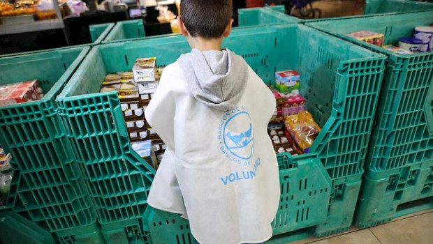 ep ninos colaborando como voluntarios en el carrefour de alcobendas uno de los muchos puntos de