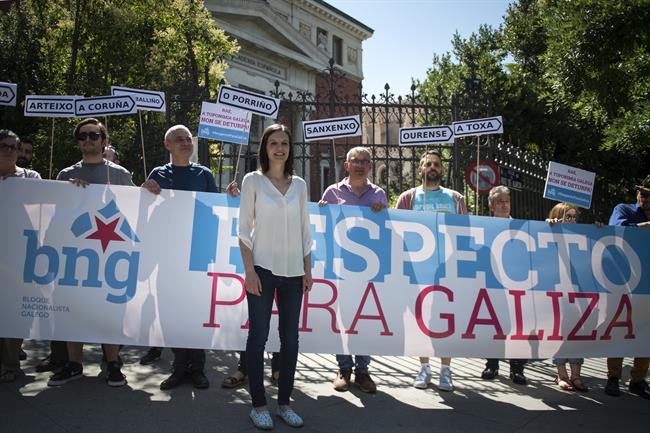 Protesta del BNG ante la sede de la Real Academia Española | BNG ep protestabngla sedela real academia espanola