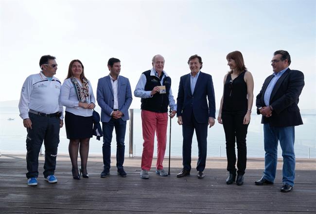 El Rey Juan Carlos recibe la licencia de honor de vela en Sanxenxo | REMITIDO ep rey juan carlos recibelicenciahonorvelasanxenxo