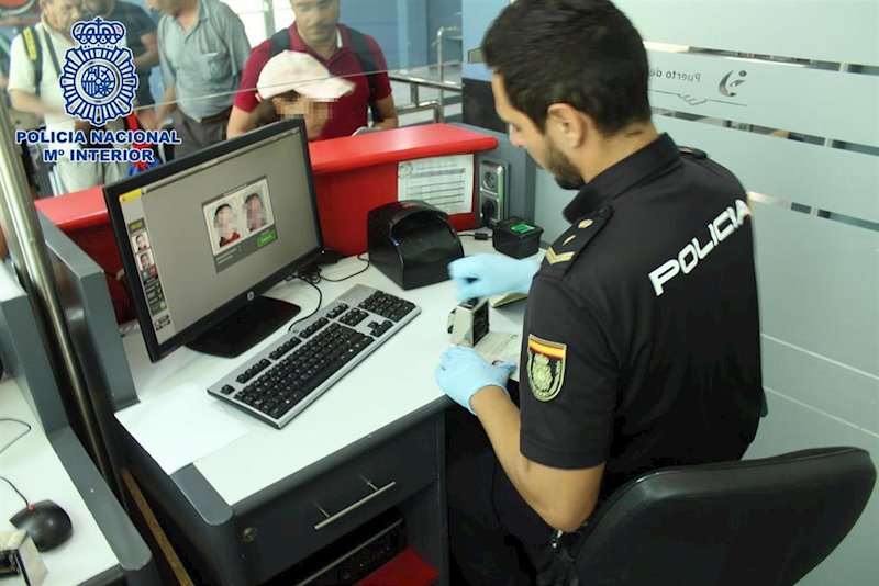 ep un agente de policia en el puesto fronterizo del puerto de almeria ep un agente de policia en el puesto fronterizo del puerto de almeria